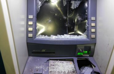 Βοιωτία: Άγνωστοι ανατίναξαν ΑΤΜ έξω από σούπερ μάρκετ και έφυγαν με 100.000 ευρώ