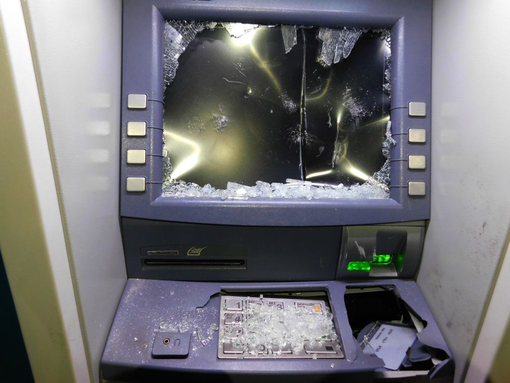 Βοιωτία: Άγνωστοι ανατίναξαν ΑΤΜ έξω από σούπερ μάρκετ και έφυγαν με 100.000 ευρώ