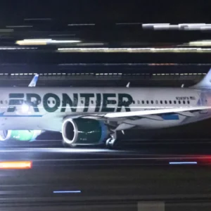 Βίντεο: Η στιγμή που το αεροσκάφος της   Frontier  κτυπά άνδρα στο διάδρομο του αεροδρομίου στο Ντένβερ