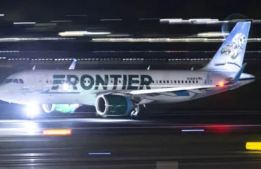 Βίντεο: Η στιγμή που το αεροσκάφος της   Frontier  κτυπά άνδρα στο διάδρομο του αεροδρομίου στο Ντένβερ