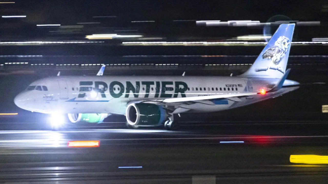 Βίντεο: Η στιγμή που το αεροσκάφος της   Frontier  κτυπά άνδρα στο διάδρομο του αεροδρομίου στο Ντένβερ