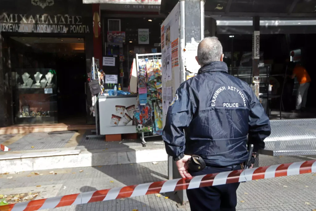 Θεσσαλονίκη: Ιδιοκτήτης ψιλικατζίδικου πήρε στο κυνήγι νεαρούς ληστές που τον απείλησαν με μαχαίρι
