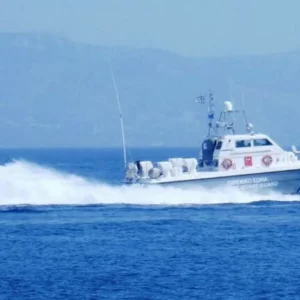 Καμένα Βούρλα: Bυθίστηκε σκάφος με πολωνική σημαία – Σώοι οι τρεις επιβαίνοντες