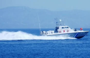 Καμένα Βούρλα: Bυθίστηκε σκάφος με πολωνική σημαία – Σώοι οι τρεις επιβαίνοντες