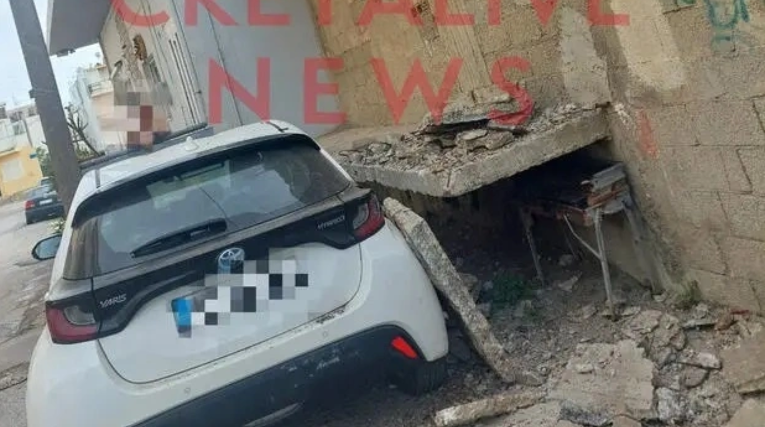 Ηράκλειο: Από θαύμα δεν υπήρξε ατύχημα μετά από πτώση μπαλκονιού σε αυτοκίνητο (βίντεο)