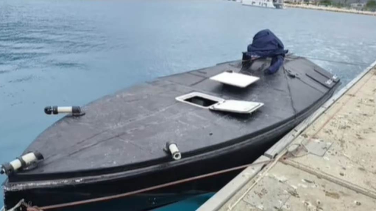 Σε εγκαταστάσεις του ΠΝ μεταφέρθηκε το θαλάσσιο drone που εντοπίστηκε στην Λευκάδα – Αποκλεισμένη η περιοχή