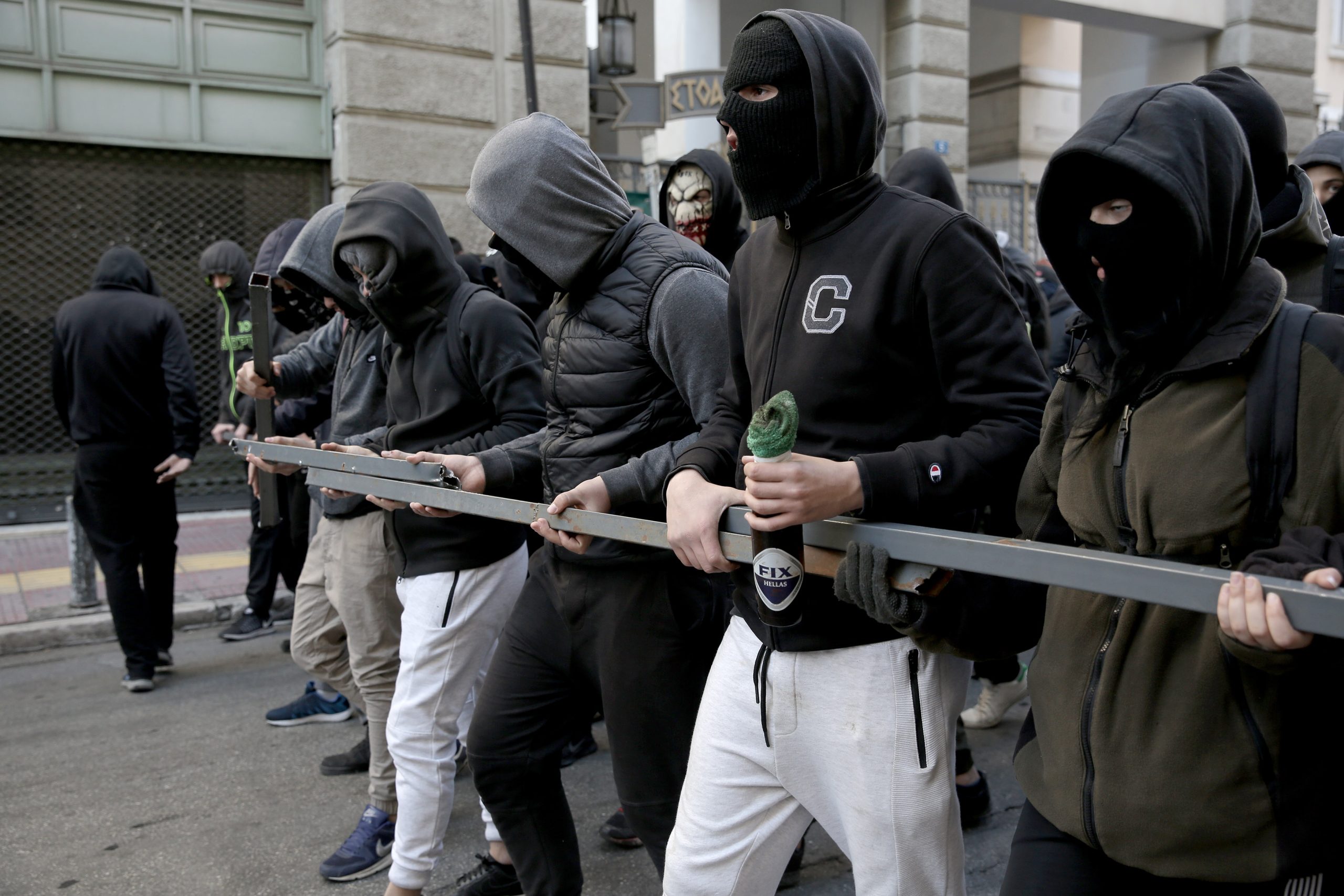 Προσαγωγές 13 μελών του Ρουβίκωνα στη Θεσσαλονίκη