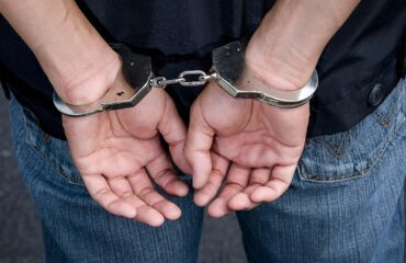 Πάτρα: Xειροπέδες σε άνδρα που βγήκε στον δρόμο και άνοιξε πυρ