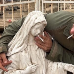 Ισραήλ: Στη φυλακή ο στρατιώτης που έβαλε τσιγάρο στο στόμα αγάλματος της Παναγίας στο νότιο Λίβανο