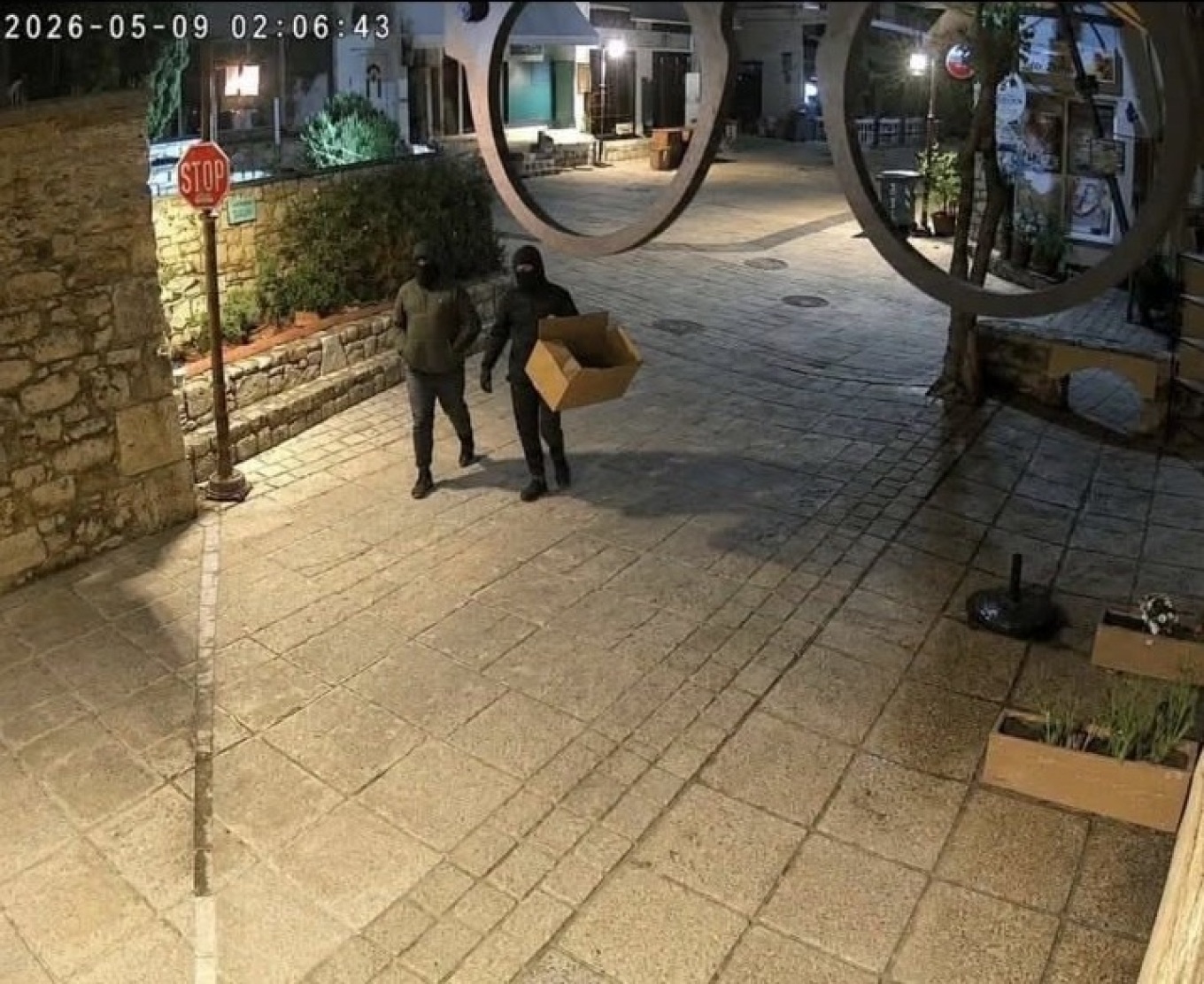Δείτε βίντεο: Διαρρήκτες στη Χαλκιδική ξάφρισαν αντικείμενα αξίας 20.000 ευρώ από κατάστημα οπτικών