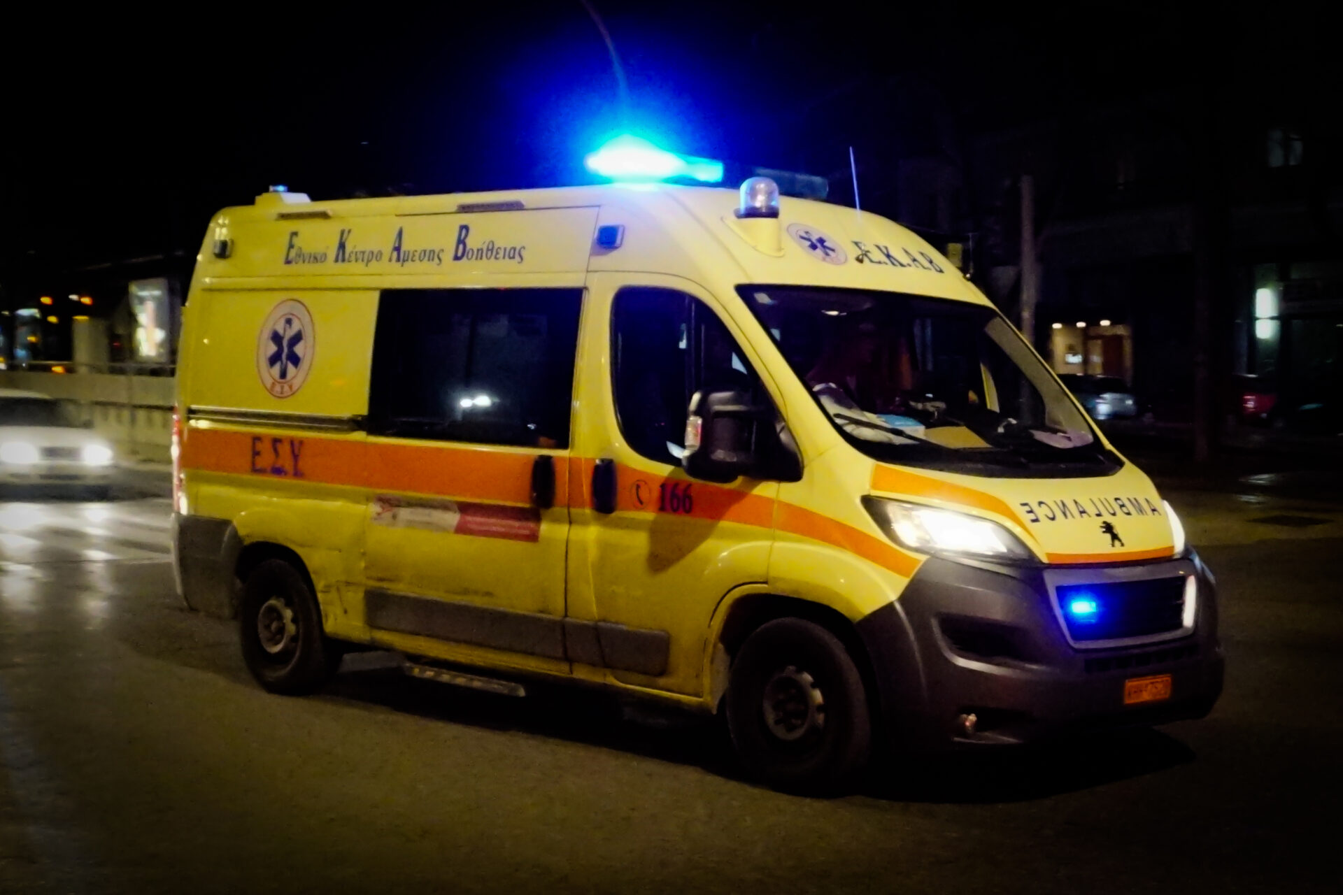 Σοβαρό τροχαίο στη Λεωφόρο Αλεξάνδρας: Mηχανή παρέσυρε πεζό