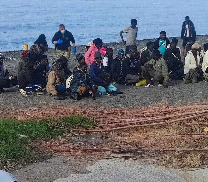 Συνάντηση Πλεύρη με τον Επίτροπο Μετανάστευσης Μπρούνερ: Στην Κρήτη 520 λαθραίοι μετανάστες σε 48 ώρες