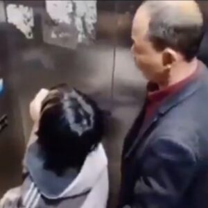 Βίντεο σοκ: Η στιγμή που άνδρας απαγάγει παιδί μέσα από ασανσέρ στην Κίνα
