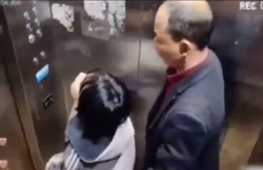 Βίντεο σοκ: Η στιγμή που άνδρας απαγάγει παιδί μέσα από ασανσέρ στην Κίνα