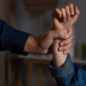 Χανιά: 38χρονος χτύπησε την 33χρονη σύζυγό του μέσα σε δωμάτιο ξενοδοχείου – Της έσπασε ένα δόντι