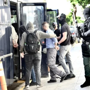Κάτω Τιθορέα: Δίωξη για πέντε κακουργήματα στους συλληφθέντες για την ληστεία σε τράπεζα