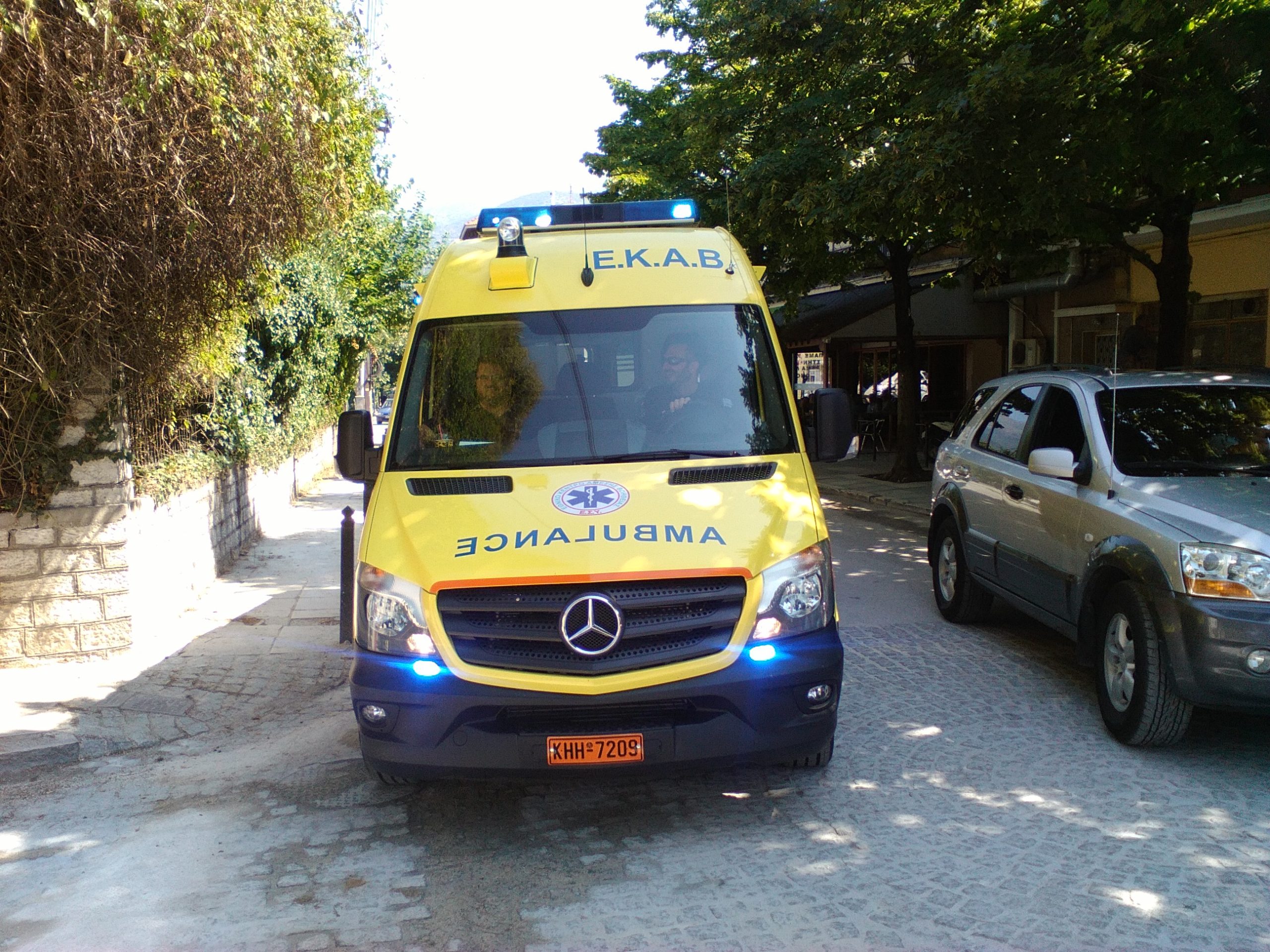 Δύο 17χρονες έκαναν «βουτιά θανάτου» από τον 6ο όροφο πολυκατοικίας στην Ηλιούπολη – Νεκρή η μία!