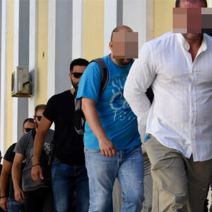 Μπράβοι εισέβαλαν στο σπίτι οικογένειας και τους ανάγκασαν να το εγκαταλείψουν