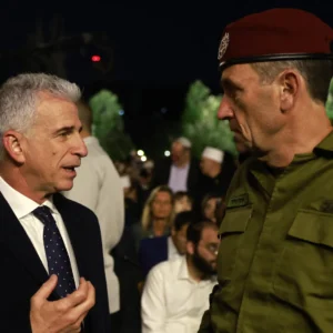 Ντέιβιντ Μπαρνέα: Η WSJ φέρνει στη δημοσιότητα τις μυστικές συναντήσεις του επικεφαλής της Μοσάντ με τα ΗΑΕ