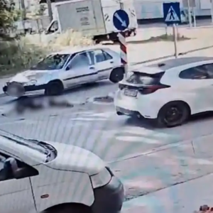 Ιωάννινα: Η στιγμή που αυτοκίνητο παρασέρνει ανήλικη στη Λεωφόρο Γράμμου (βίντεο)