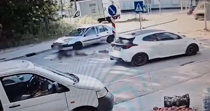 Ιωάννινα: Η στιγμή που αυτοκίνητο παρασέρνει ανήλικη στη Λεωφόρο Γράμμου (βίντεο)