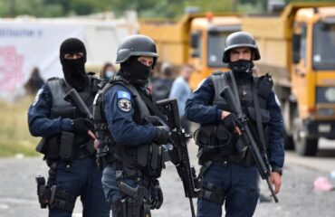 Σερβία: Όχημα έπεσε πάνω σε πλήθος διαδηλωτών στο Βελιγράδι – Τραυματίστηκε ηλικιωμένος