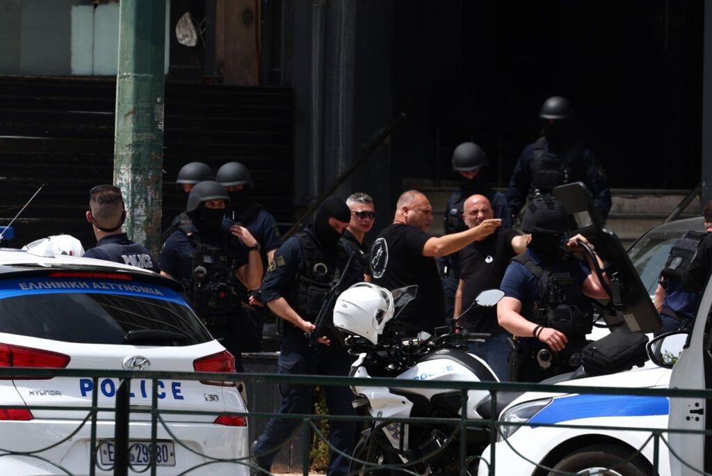 Καλλιθέα: Στη φυλακή οδηγείται ο 58χρονος που άνοιξε πυρ με ούζι σε μπαρ