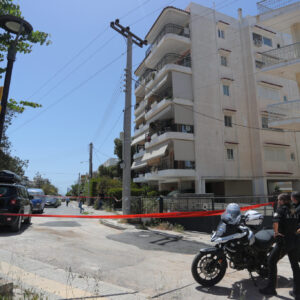 «Μάχη» για τη ζωή της στη ΜΕΘ του ΚΑΤ δίνει η 17χρονη που έκανε «βουτιά θανάτου» από τον 6ο όροφο στην Ηλιούπολη