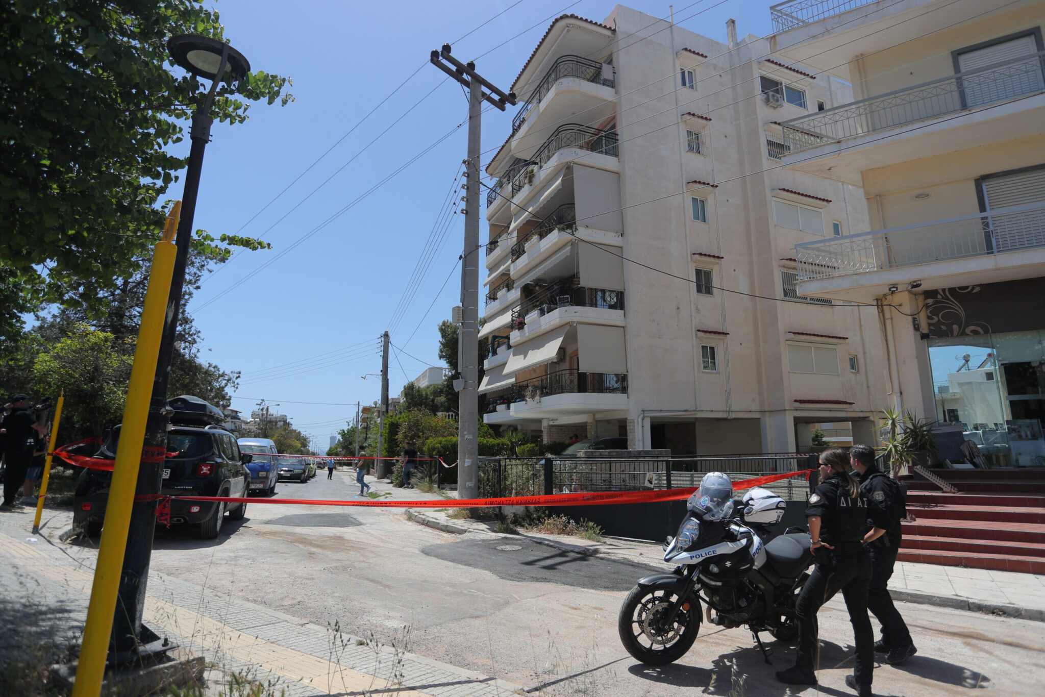 «Μάχη» για τη ζωή της στη ΜΕΘ του ΚΑΤ δίνει η 17χρονη που έκανε «βουτιά θανάτου» από τον 6ο όροφο στην Ηλιούπολη