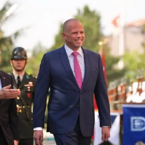 Ο Βέλγος ΥΠΑΜ γονάτισε μπροστά στο μνημείο του Κεμάλ Ατατούρκ: «Έχω άπειρο σεβασμό»! (φωτό)