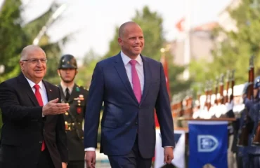 Ο Βέλγος ΥΠΑΜ γονάτισε μπροστά στο μνημείο του Κεμάλ Ατατούρκ: «Έχω άπειρο σεβασμό»! (φωτό)