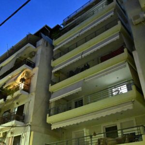 Πτώση 24χρονης από μπαλκόνι στον Πειραιά: Προσήχθη ο 50χρονος σύντροφός της