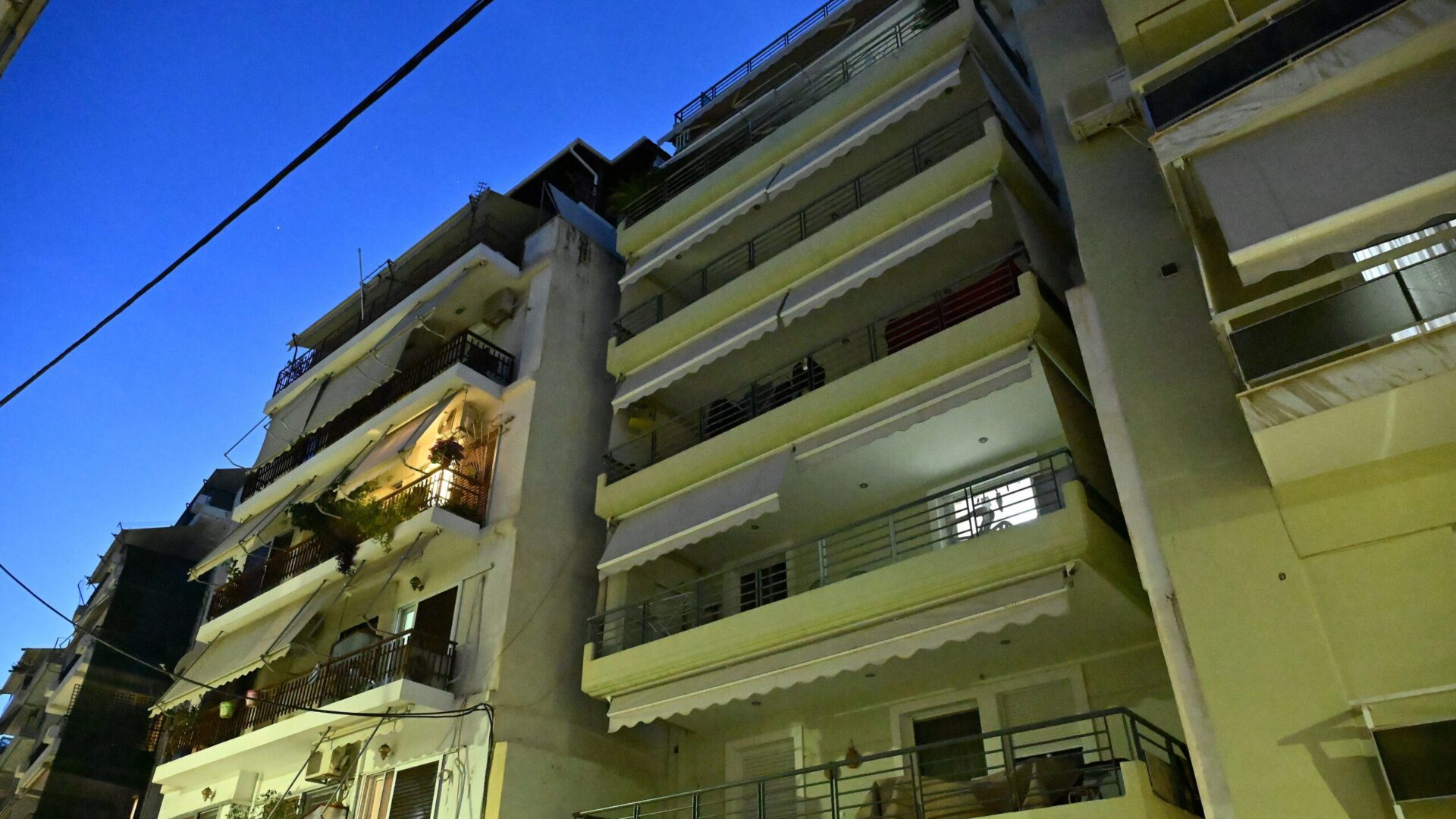 Πτώση 24χρονης από μπαλκόνι στον Πειραιά: Προσήχθη ο 50χρονος σύντροφός της