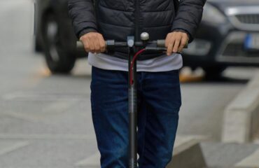 Ακόμα ένα ατύχημα με ηλεκτρικά πατίνια: Ανήλικοι στην Καλαμάτα έστειλαν στο νοσοκομείο γυναίκα που την παρέσυραν