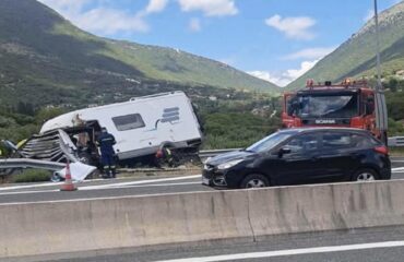 Σοβαρό τροχαίο στην Ιόνια Οδό στο ύψος της Άρτας: Τροχόσπιτο εξετράπη της πορείας του – Τέσσερις τραυματίες