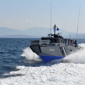 Προσάραξη ιστιοφόρου με Βρετανούς τουρίστες στη Μακρόνησο – Τραυματίστηκε 67χρονη