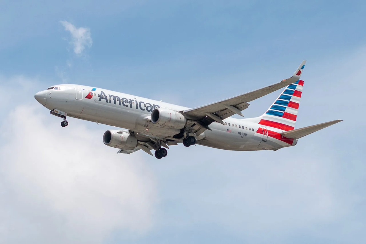 Πανικός σε πτήση της American Airlines: Η καμπίνα του αεροσκάφους γέμισε με καπνό (βίντεο)