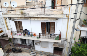 Νέο σπίτι – «τρώγλη» στους Αγίους Αναργύρους: Πενταμελής οικογένεια ζούσε σε άθλιες συνθήκες (βίντεο)