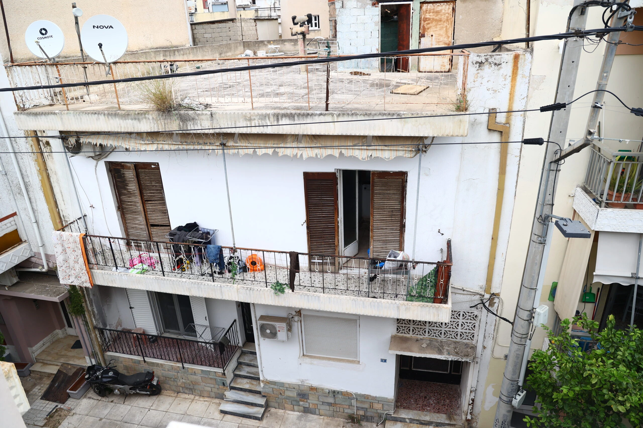 Νέο σπίτι – «τρώγλη» στους Αγίους Αναργύρους: Πενταμελής οικογένεια ζούσε σε άθλιες συνθήκες (βίντεο)