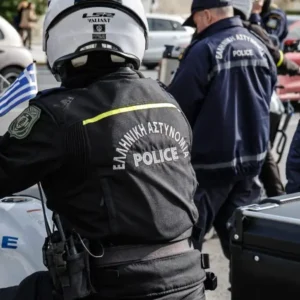 Χειροπέδες σε γονείς στους Αγίους Αναργύρους: Τα τρία ανήλικα παιδιά τους ζούσαν σε άθλιες συνθήκες διαβίωσης