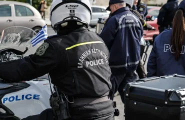 Χειροπέδες σε γονείς στους Αγίους Αναργύρους: Τα τρία ανήλικα παιδιά τους ζούσαν σε άθλιες συνθήκες διαβίωσης