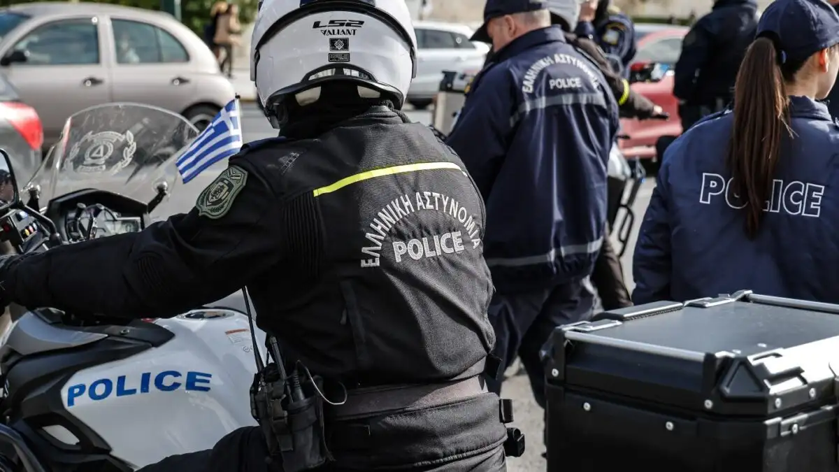 Χειροπέδες σε γονείς στους Αγίους Αναργύρους: Τα τρία ανήλικα παιδιά τους ζούσαν σε άθλιες συνθήκες διαβίωσης