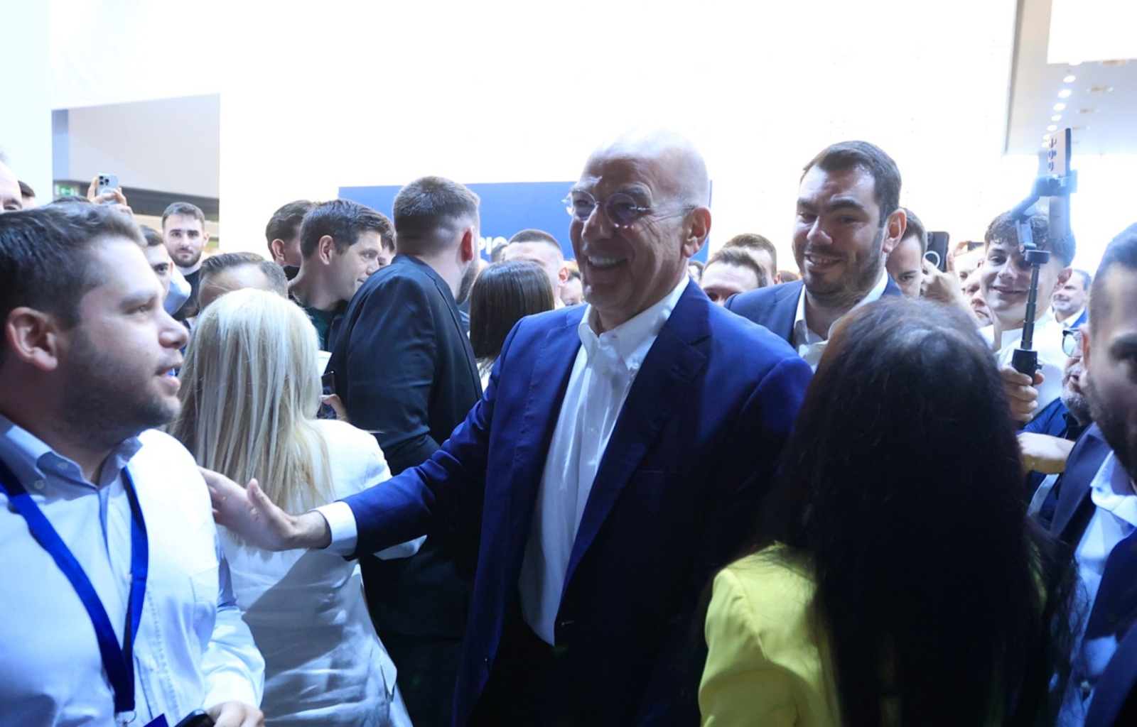 Συνθήματα την στιγμή της είσοδου του Ν.Δένδια στο Συνέδριο της ΝΔ