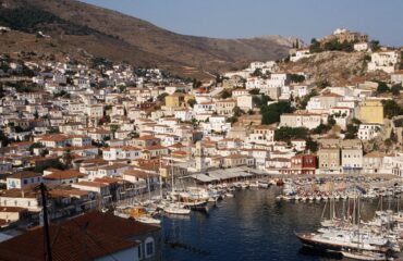 Ύδρα: Μεθυσμένοι Ινδοί και Πακιστανοί  επιτέθηκαν σε αστυνομικούς και προσπάθησαν να εισβάλλουν σε εστιατόριο