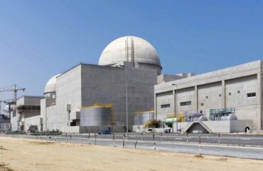 IAEA: «Κανονικά τα επίπεδα ραδιενέργειας στον πυρηνικό σταθμό Barakah μετά την επίθεση με drone»