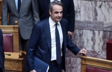 Σήμερα κλείνει το συνέδριο της ΝΔ στις σκιές σκανδάλων, απουσιών και δημοσκοπικής πτώσης