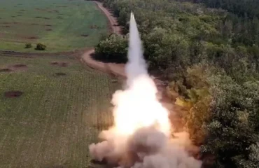 Σαν σε video game: Αστραπιαίο πλήγμα από TOS-1A δεν άφησε τίποτα όρθιο σε ανάχωμα με Ουκρανούς – Δείτε βίντεο