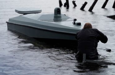 Σκηνές Τομ και Τζέρι στην Μαύρη Θάλασσα: Ρωσικό Lancet κάνει σμπαράλια ουκρανικό USV – Δείτε το βίντεο