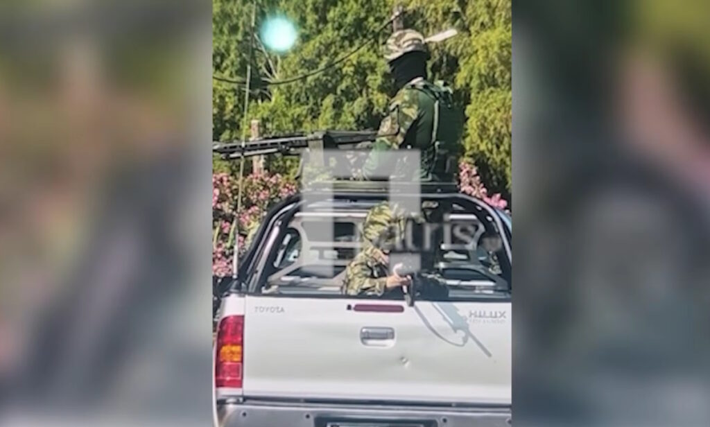 Αυστραλοί τουρίστες τα είδαν όλα: Άνδρες με ρούχα παραλλαγής τους σημάδευαν με όπλα στον ΒΟΑΚ – Δείτε βίντεο