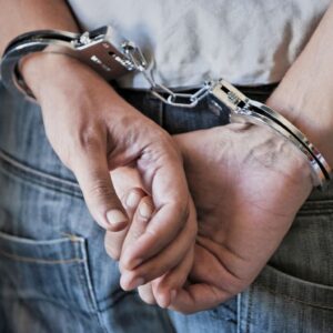 Ιερά Οδός: Συνελήφθη 25χρονος που οδηγούσε ηλεκτρικό πατίνι και έπεσε πάνω σε σταθμευμένο αυτοκίνητο